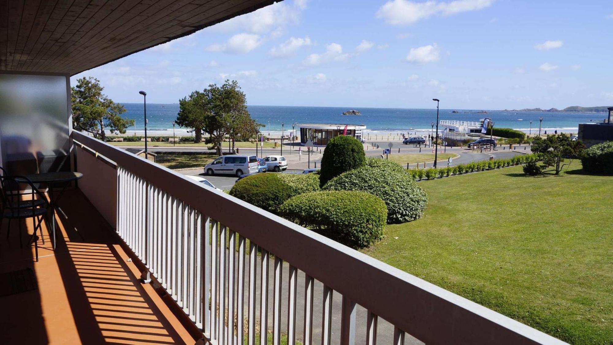 Appartement VUE SUR MER avec terrasse, plage de Trestraou à PERROS-GUIREC - Ref 861 Extérieur photo