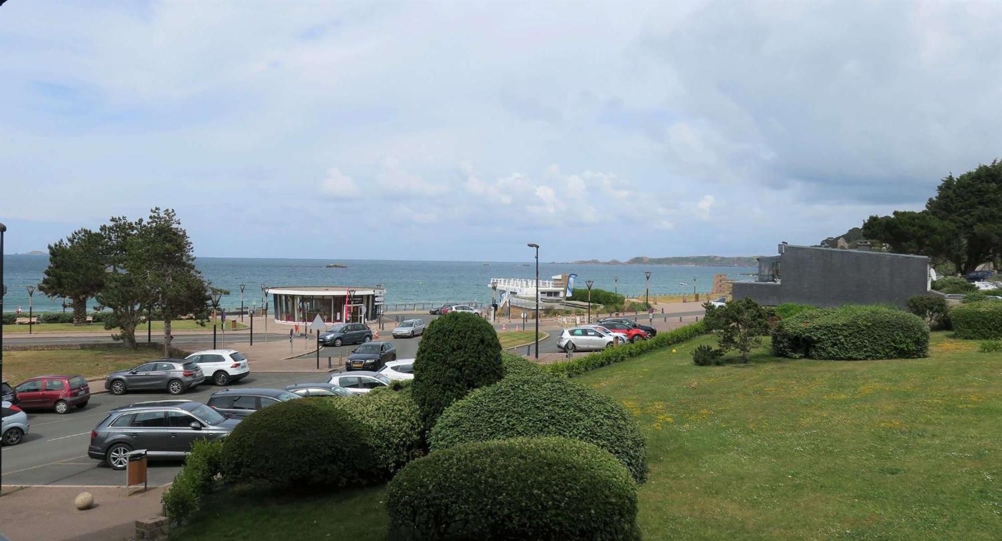 Appartement VUE SUR MER avec terrasse, plage de Trestraou à PERROS-GUIREC - Ref 861 Extérieur photo